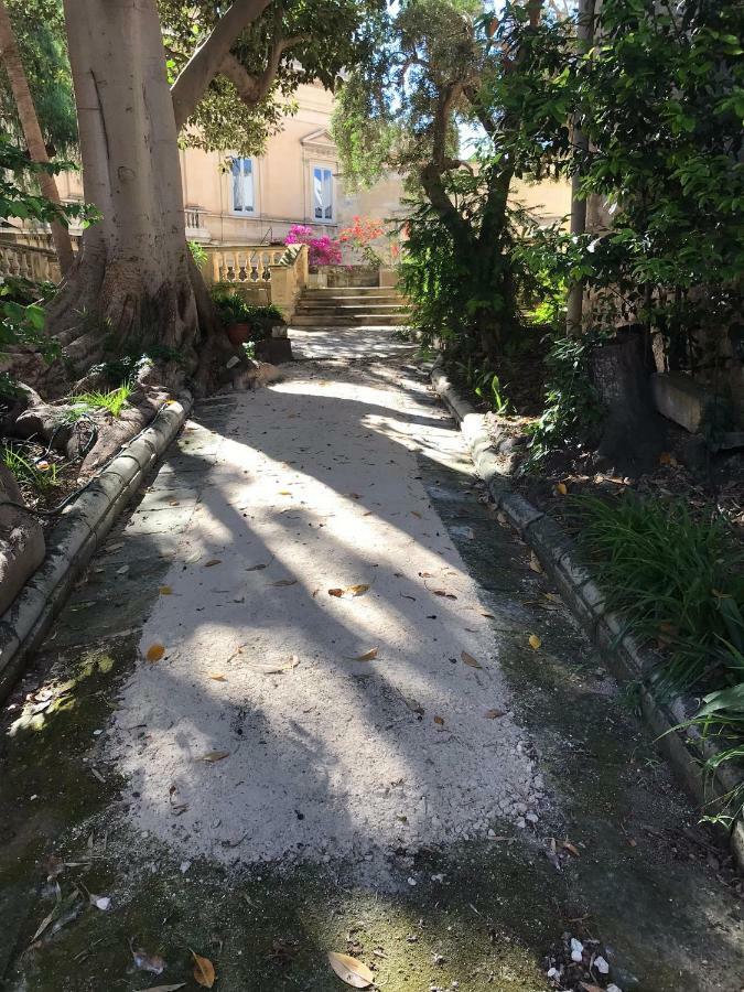 Apartment Garden At Palazzo Famularo
