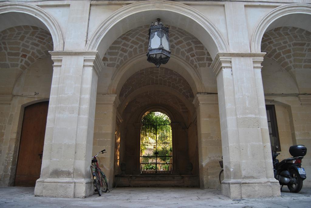 Garden At Palazzo Famularo Lecce